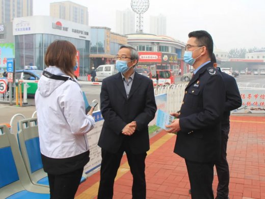同心同行——集团领导到公交一线现场疏导乘客 ，保障市民便捷出行