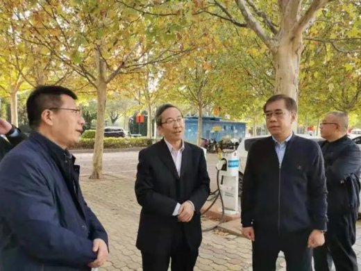 集团领导就调整优化公交（校车）线网站点工作现场办公