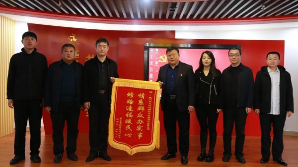 庆云县庆云镇党委副书记张瑞琦一行到交投集团赠送锦旗